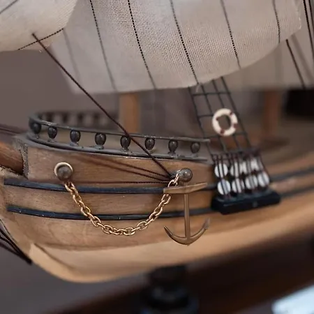 Luxury Nautical Large - 2 Bedroom - Centre - Free Private Parking