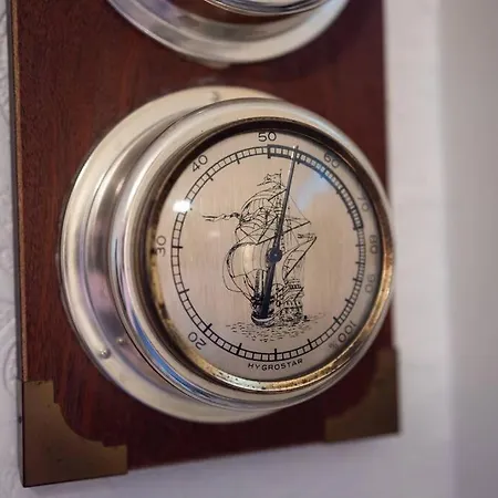 Luxury Nautical Large - 2 Bedroom - Centre - Free Private Parking 4* Whitby