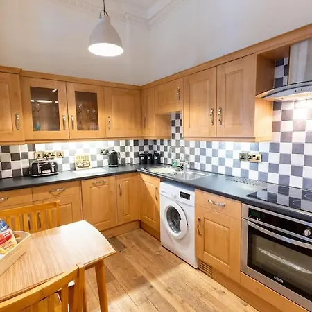 Luxury Nautical Large - 2 Bedroom - Centre - Free Private Parking Whitby