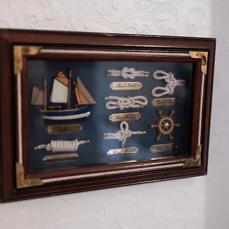 Luxury Nautical Large - 2 Bedroom - Centre - Free Private Parking