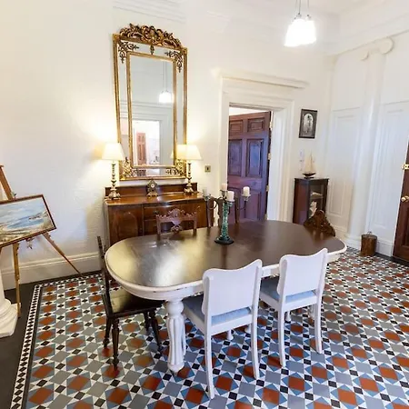 Luxury Nautical Large - 2 Bedroom - Centre - Free Private Parking *