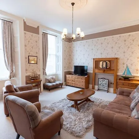 Luxury Nautical Large - 2 Bedroom - Centre - Free Private Parking Holiday home Whitby