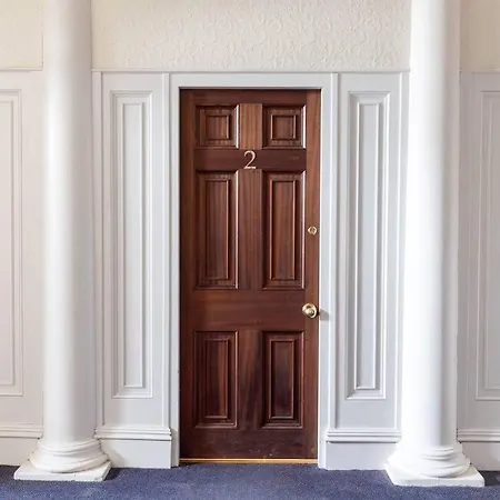 Luxury Nautical Large - 2 Bedroom - Centre - Free Private Parking Whitby