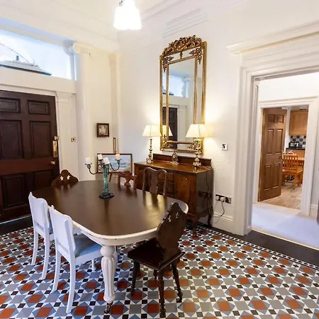 Luxury Nautical Large - 2 Bedroom - Centre - Free Private Parking