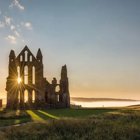 Luxury Nautical Large - 2 Bedroom - Centre - Free Private Parking * Whitby