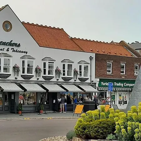 Luxury Nautical Large - 2 Bedroom - Centre - Free Private Parking Hotel