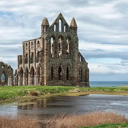 Luxury Nautical Large - 2 Bedroom - Centre - Free Private Parking Hotel Whitby