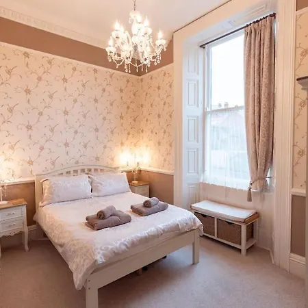 호텔 Luxury Nautical Large - 2 Bedroom - Centre - Free Private Parking 휫비