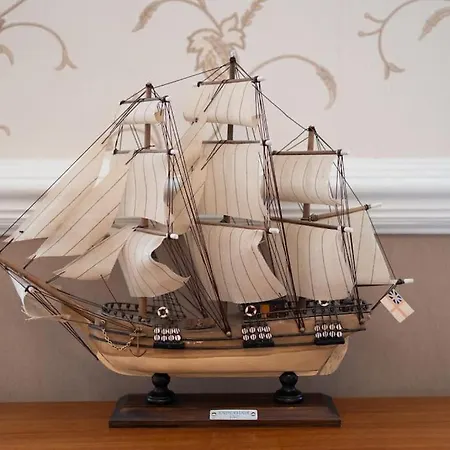 Luxury Nautical Large - 2 Bedroom - Centre - Free Private Parking 호텔 4*